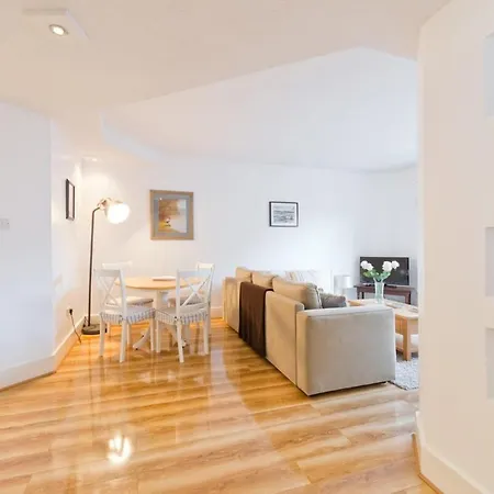 Apartament Superb Central Apartment In D4