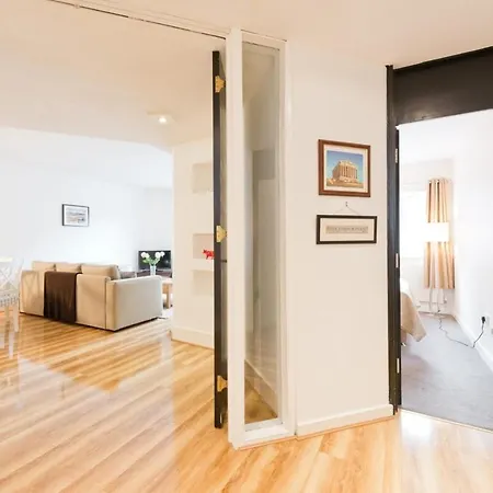 Superb Central Apartment In D4 דבלין