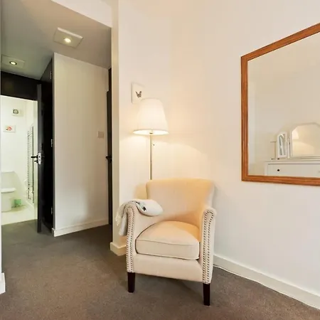 Superb Central Apartment In D4 דירה *