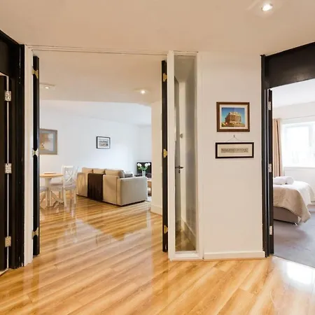 דירה Superb Central Apartment In D4 *