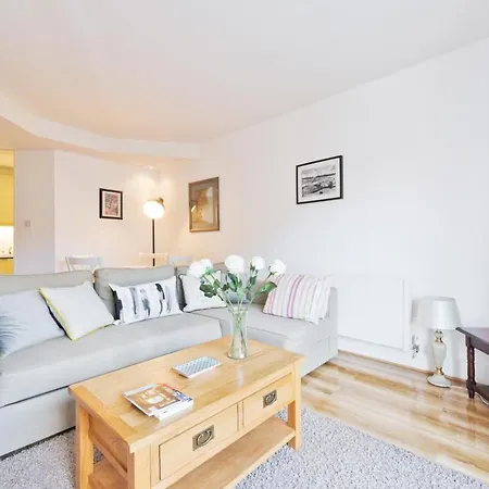 Superb Central Apartment In D4 Apartament